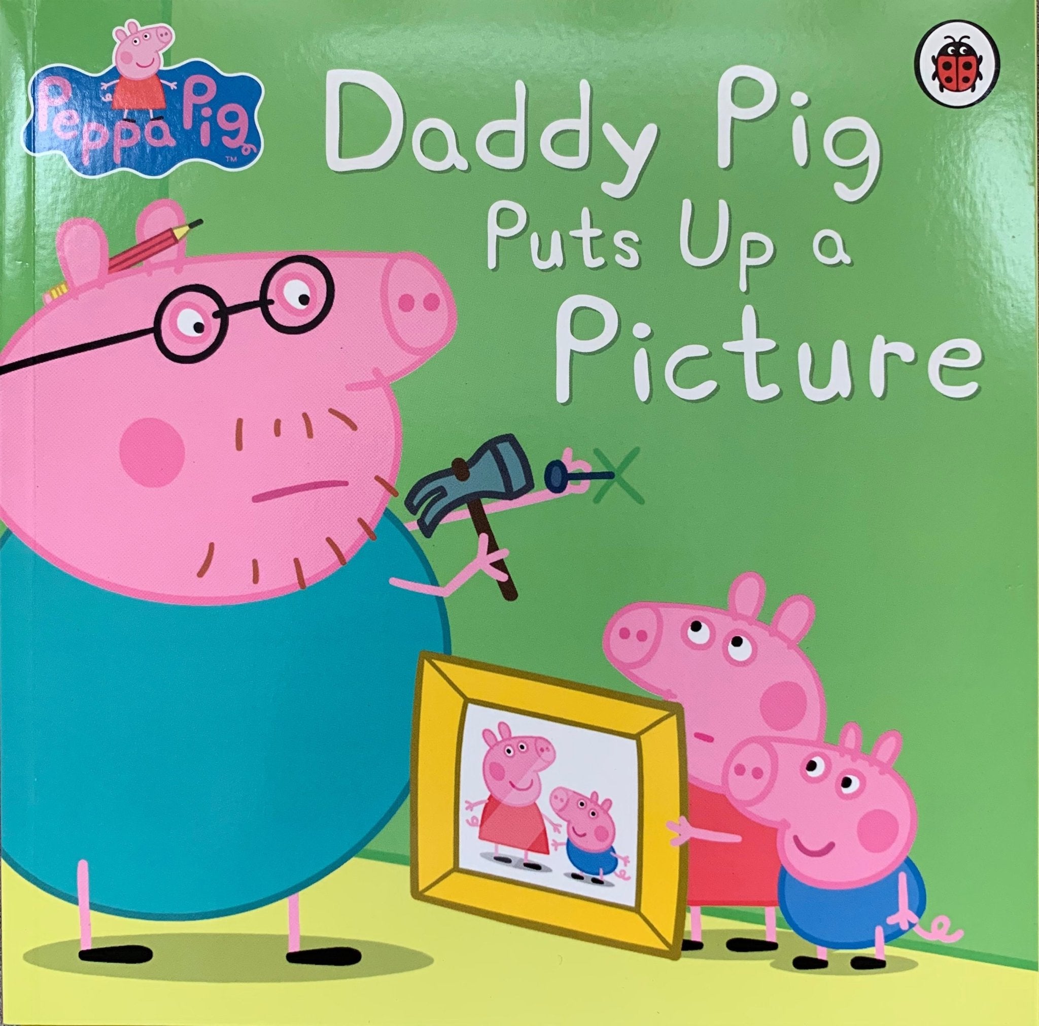Peppa Pig Daddy Pig Puts Up a Picture  kapak resmi penguin books KartonKinder